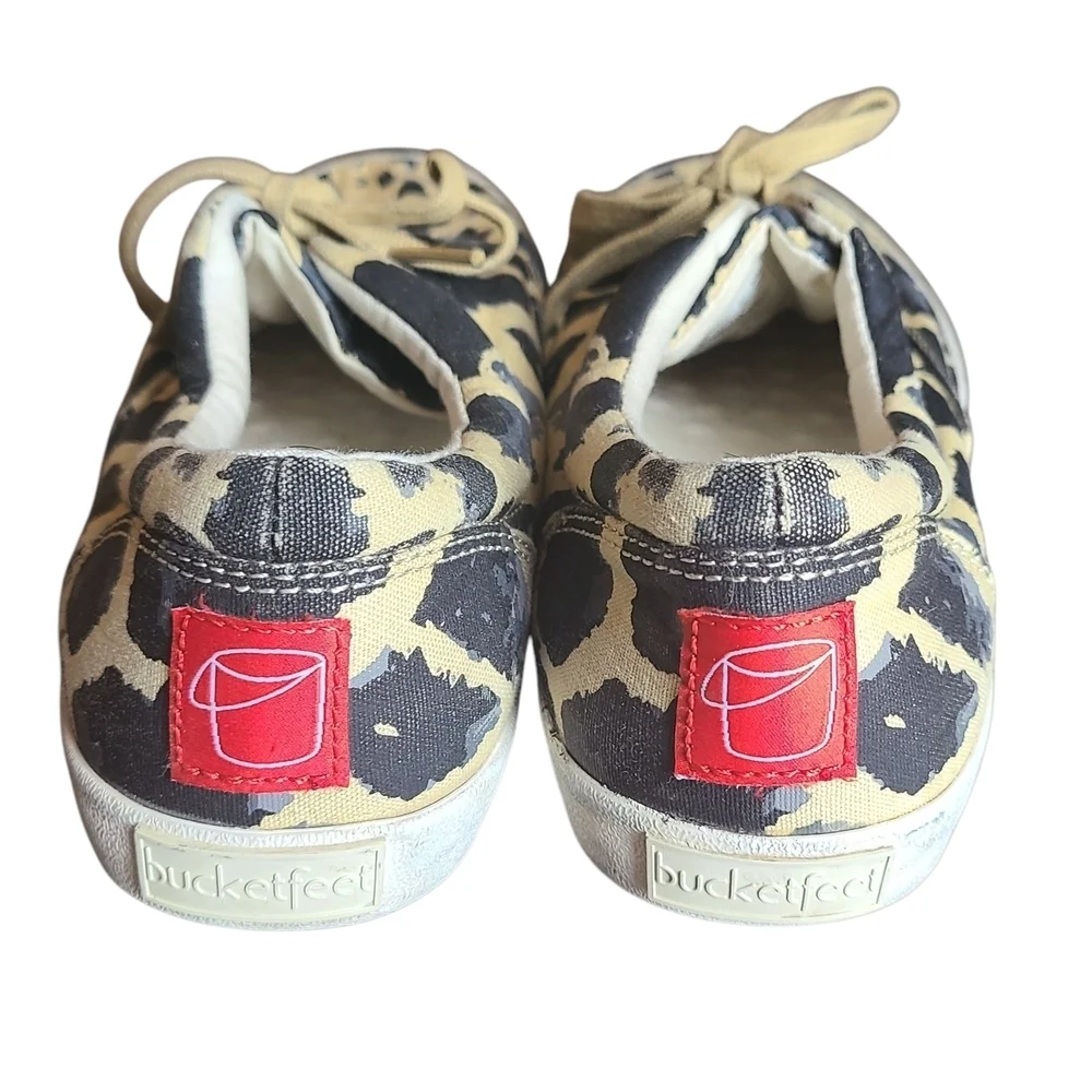 Bucketfeet Vintage Giraffe Print Canvas Sneakers Women’s 8 Low Top